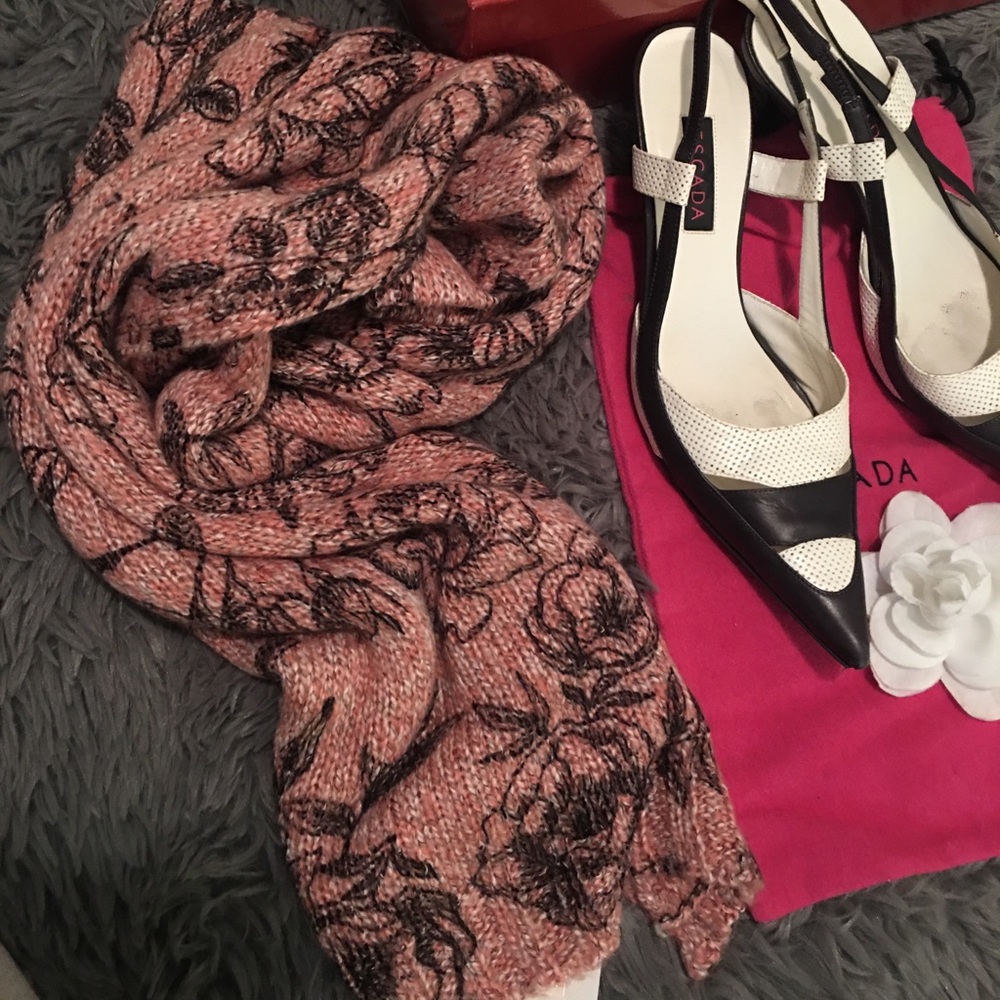 Bnwt 14th and Union scarf with black rose detail